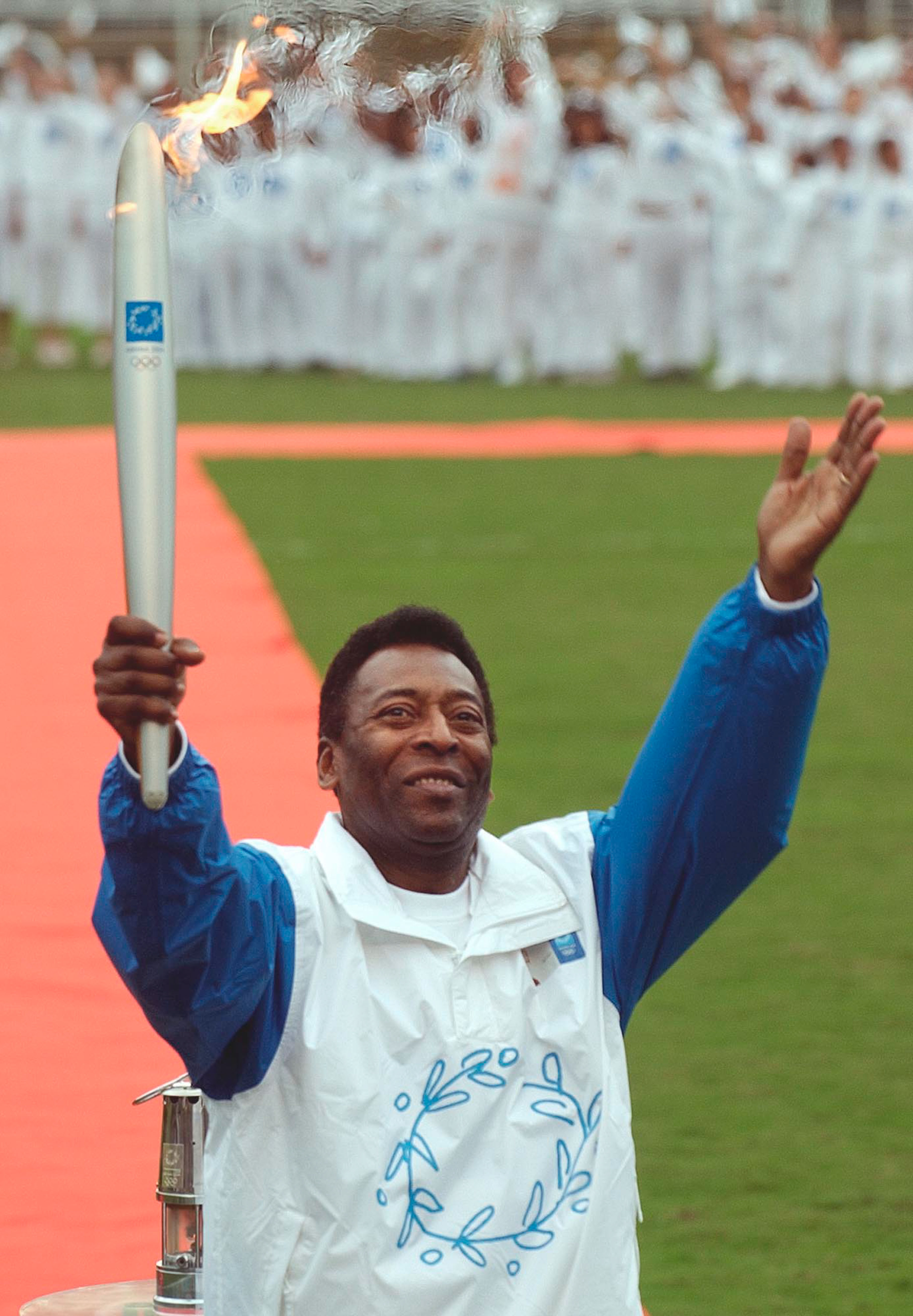 ΒΡΑΖΙΛΙΑ - Η ΟΛΥΜΠΙΑΚΗ ΦΛΟΓΑ ΣΤΟ ΡΙΟ ΝΤΕ ΤΖΑΝΕΙΡΟ. ΣΤΗ ΦΩΤΟ Ο ΒΡΑΖΙΛΙΑΝΟΣ ΠΡΩΗΝ ΠΟΔΟΣΦΑΙΡΙΣΤΗΣ ΠΕΛΕ ΣΤΟ ΣΤΑΔΙΟ ΜΑΡΑΚΑΝΑ.Brazilian soccer legend Pele holds the Olympic Torch at the Maracana stadium in Rio de Janeiro, Sunday, June 13, 2004. The Olympic flame is in South America for the first time ever as it makes its way around the world en route for the Athens Olympics. (AP Photo/Victor R. Caivano)